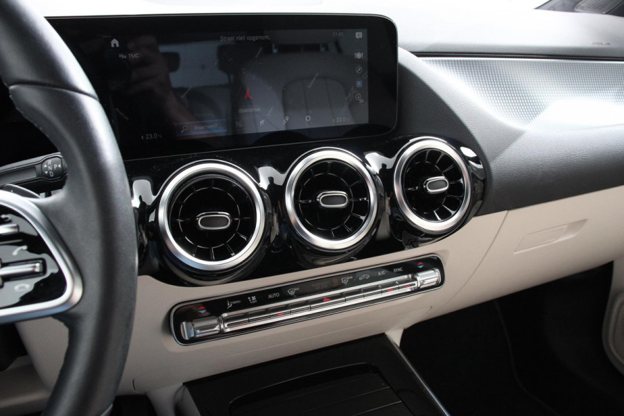 Mercedes-Benz GLA 200 Automaat Progressive Mercedes-Benz GLA-klasse 200 Progressive | Navigatie | Camera | Lederen Bekleding | Elektrische Achterklep | DAB  LED |