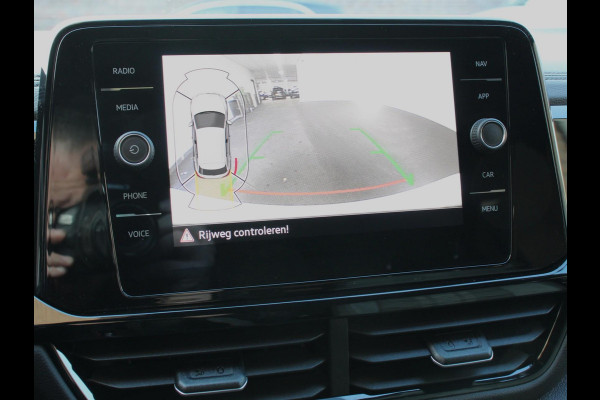 Volkswagen T-Roc 1.5 TSI DSG R-Line+Blackpack Climate control | Adaptieve cruise control | Panoramadak | LED | Navigatie | Achteruitrijcamera | Parkeersensoren | Apple Carplay/ Android Auto | Radio