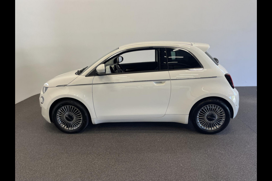 Fiat 500E Comfort Style 3+1 42 kWh 244km actieradius Navigatie Apple Carplay/Android Auto Camera Parkeersensoren Blind Spot Assist Stoelverwarming Lichtmetalen velgen Ledverlichting Climate Control
