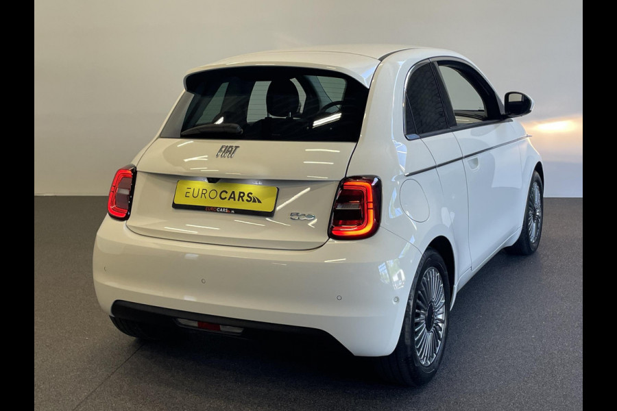 Fiat 500E Comfort Style 3+1 42 kWh 244km actieradius Navigatie Apple Carplay/Android Auto Camera Parkeersensoren Blind Spot Assist Stoelverwarming Lichtmetalen velgen Ledverlichting Climate Control