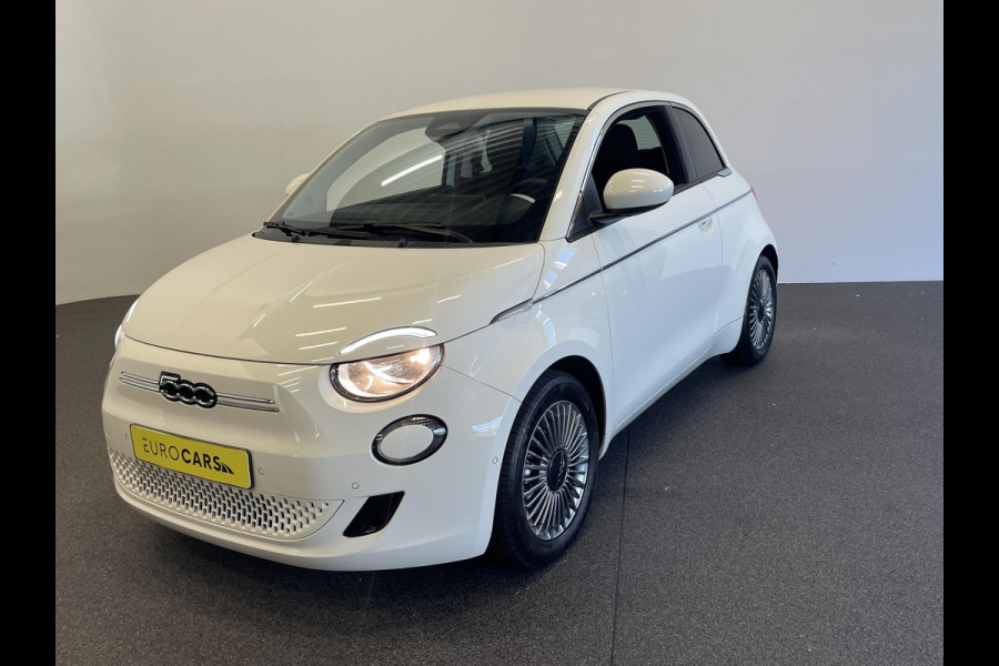 Fiat 500E Comfort Style 3+1 42 kWh 244km actieradius Navigatie Apple Carplay/Android Auto Camera Parkeersensoren Blind Spot Assist Stoelverwarming Lichtmetalen velgen Ledverlichting Climate Control
