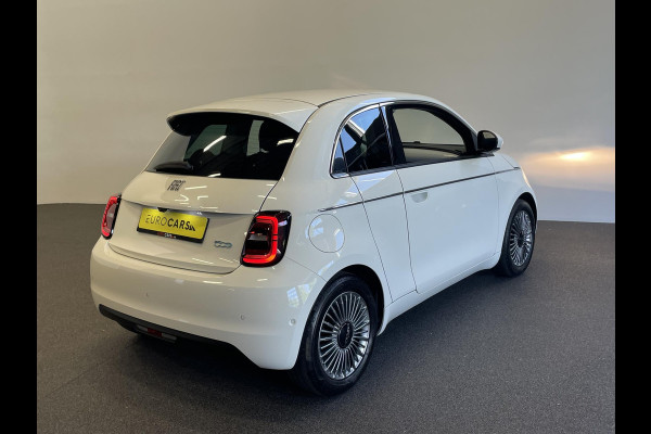 Fiat 500E Comfort Style 3+1 42 kWh 244km actieradius Navigatie Apple Carplay/Android Auto Camera Parkeersensoren Blind Spot Assist Stoelverwarming Lichtmetalen velgen Ledverlichting Climate Control