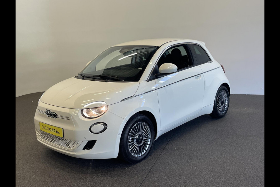 Fiat 500E Comfort Style 3+1 42 kWh 244km actieradius Navigatie Apple Carplay/Android Auto Camera Parkeersensoren Blind Spot Assist Stoelverwarming Lichtmetalen velgen Ledverlichting Climate Control
