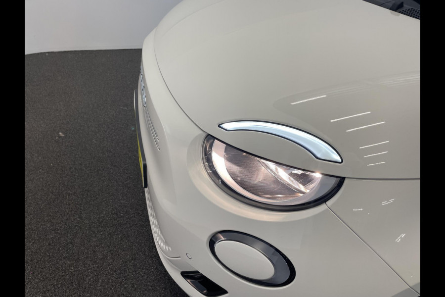 Fiat 500E Comfort Style 3+1 42 kWh 244km actieradius Navigatie Apple Carplay/Android Auto Camera Parkeersensoren Blind Spot Assist Stoelverwarming Lichtmetalen velgen Ledverlichting Climate Control