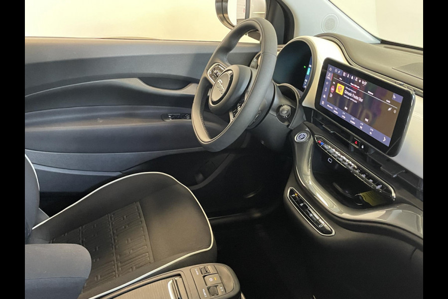 Fiat 500E Comfort Style 3+1 42 kWh 244km actieradius Navigatie Apple Carplay/Android Auto Camera Parkeersensoren Blind Spot Assist Stoelverwarming Lichtmetalen velgen Ledverlichting Climate Control
