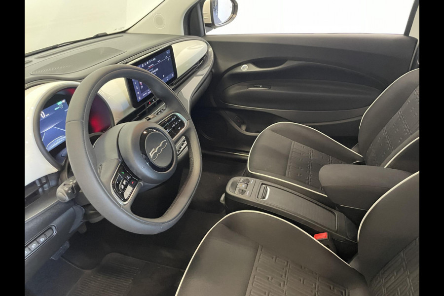Fiat 500E Comfort Style 3+1 42 kWh 244km actieradius Navigatie Apple Carplay/Android Auto Camera Parkeersensoren Blind Spot Assist Stoelverwarming Lichtmetalen velgen Ledverlichting Climate Control