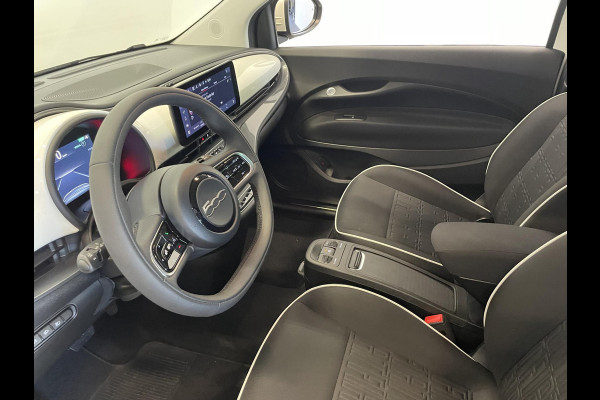 Fiat 500E Comfort Style 3+1 42 kWh 244km actieradius Navigatie Apple Carplay/Android Auto Camera Parkeersensoren Blind Spot Assist Stoelverwarming Lichtmetalen velgen Ledverlichting Climate Control