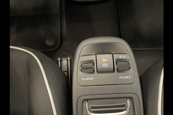 Fiat 500E Comfort Style 3+1 42 kWh 244km actieradius Navigatie Apple Carplay/Android Auto Camera Parkeersensoren Blind Spot Assist Stoelverwarming Lichtmetalen velgen Ledverlichting Climate Control