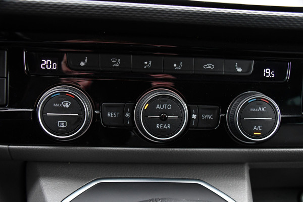 Volkswagen Transporter 2.0 TDI L2H1 30 DC Caravelle Virtual, Camera, Carplay, Leder, LED, 2 x Electrische deur, Clima, Trekhaak, 150pk, Automaat, Uniek! Bulli, Highline!