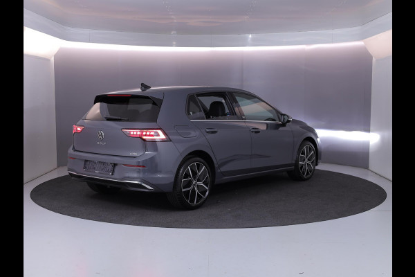 Volkswagen Golf 1.5 eTSI 50 Jahre Edition 150 pk Automaat (DSG) | Navigatie | Panoramadak | Parkeersensoren | Achteruitrijcamera | Matrix LED koplampen | Stoelverwarming |