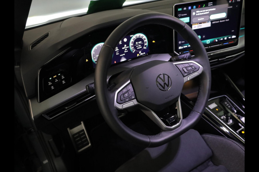 Volkswagen Golf 1.5 eTSI 50 Jahre Edition 150 pk Automaat (DSG) | Navigatie | Panoramadak | Parkeersensoren | Achteruitrijcamera | Matrix LED koplampen | Stoelverwarming |
