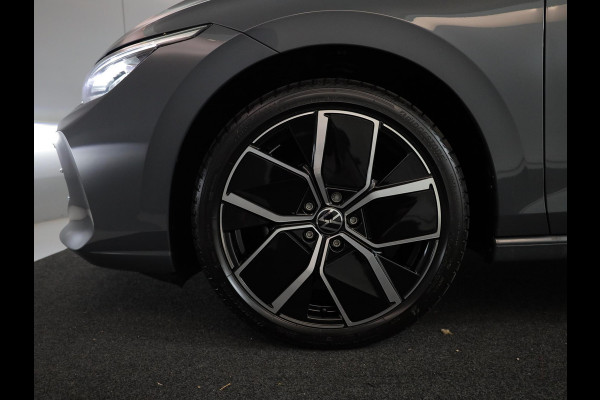 Volkswagen Golf 1.5 eTSI 50 Jahre Edition 150 pk Automaat (DSG) | Navigatie | Panoramadak | Parkeersensoren | Achteruitrijcamera | Matrix LED koplampen | Stoelverwarming |