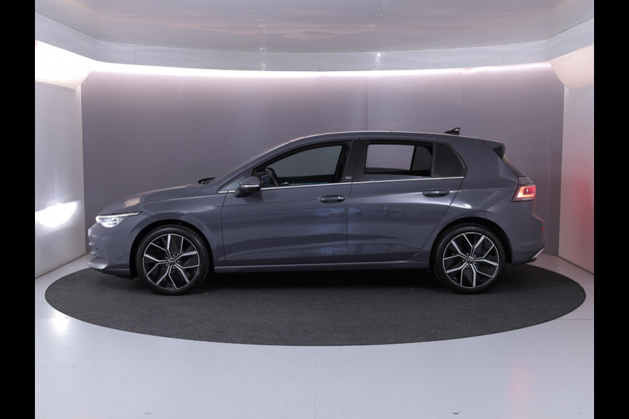 Volkswagen Golf 1.5 eTSI 50 Jahre Edition 150 pk Automaat (DSG) | Navigatie | Panoramadak | Parkeersensoren | Achteruitrijcamera | Matrix LED koplampen | Stoelverwarming |