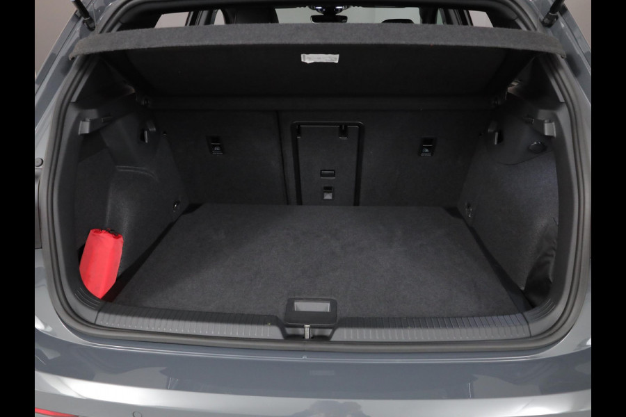 Volkswagen Golf 1.5 eTSI 50 Jahre Edition 150 pk Automaat (DSG) | Navigatie | Panoramadak | Parkeersensoren | Achteruitrijcamera | Matrix LED koplampen | Stoelverwarming |