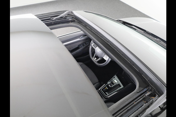Volkswagen Golf 1.5 eTSI 50 Jahre Edition 150 pk Automaat (DSG) | Navigatie | Panoramadak | Parkeersensoren | Achteruitrijcamera | Matrix LED koplampen | Stoelverwarming |