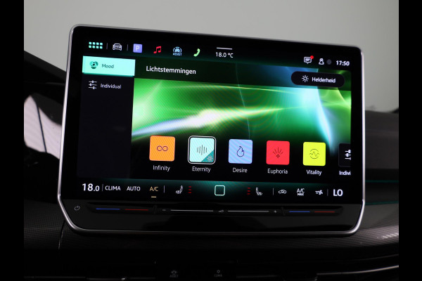 Volkswagen Golf 1.5 eTSI 50 Jahre Edition 150 pk Automaat (DSG) | Navigatie | Panoramadak | Parkeersensoren | Achteruitrijcamera | Matrix LED koplampen | Stoelverwarming |