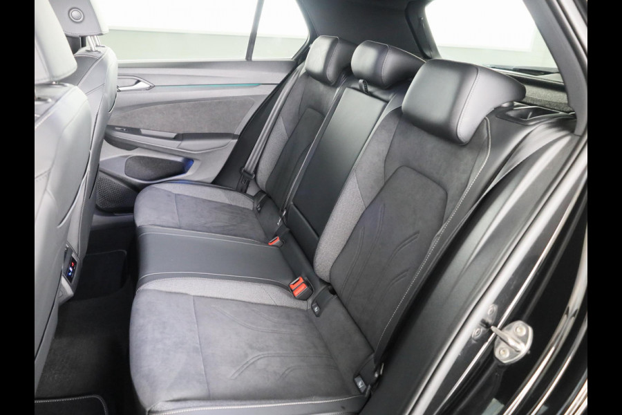 Volkswagen Golf 1.5 eTSI 50 Jahre Edition 150 pk Automaat (DSG) | Navigatie | Panoramadak | Parkeersensoren | Achteruitrijcamera | Matrix LED koplampen | Stoelverwarming |