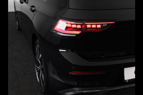 Volkswagen Golf 1.5 eTSI 50 Jahre Edition 150 pk Automaat (DSG) | Navigatie | Panoramadak | Parkeersensoren | Achteruitrijcamera | Matrix LED koplampen | Stoelverwarming |