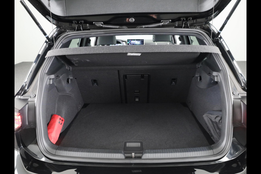 Volkswagen Golf 1.5 eTSI 50 Jahre Edition 150 pk Automaat (DSG) | Navigatie | Panoramadak | Parkeersensoren | Achteruitrijcamera | Matrix LED koplampen | Stoelverwarming |