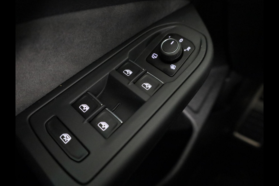 Volkswagen Golf 1.5 eTSI 50 Jahre Edition 150 pk Automaat (DSG) | Navigatie | Panoramadak | Parkeersensoren | Achteruitrijcamera | Matrix LED koplampen | Stoelverwarming |