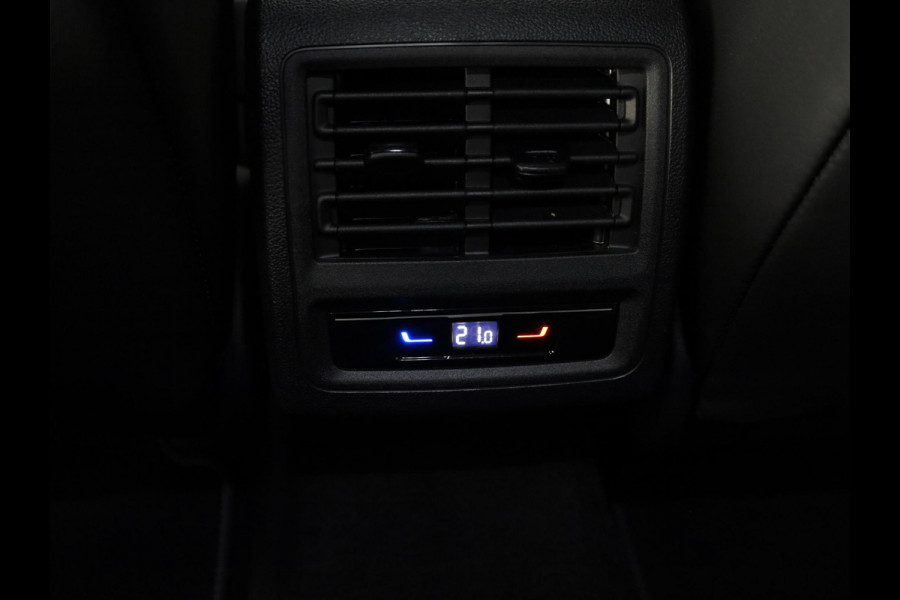 Volkswagen Golf 1.5 eTSI 50 Jahre Edition 150 pk Automaat (DSG) | Navigatie | Panoramadak | Parkeersensoren | Achteruitrijcamera | Matrix LED koplampen | Stoelverwarming |