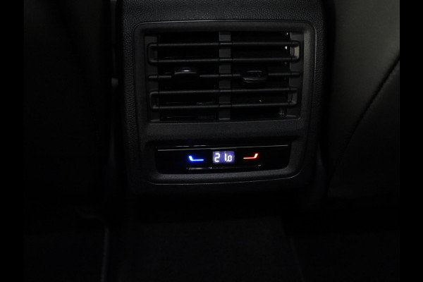 Volkswagen Golf 1.5 eTSI 50 Jahre Edition 150 pk Automaat (DSG) | Navigatie | Panoramadak | Parkeersensoren | Achteruitrijcamera | Matrix LED koplampen | Stoelverwarming |