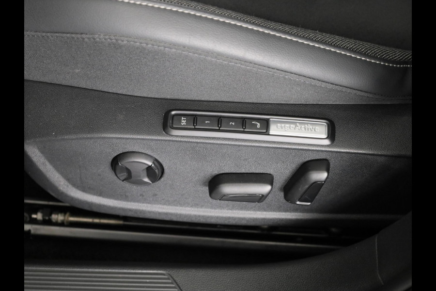 Volkswagen Golf 1.5 eTSI 50 Jahre Edition 150 pk Automaat (DSG) | Navigatie | Panoramadak | Parkeersensoren | Achteruitrijcamera | Matrix LED koplampen | Stoelverwarming |