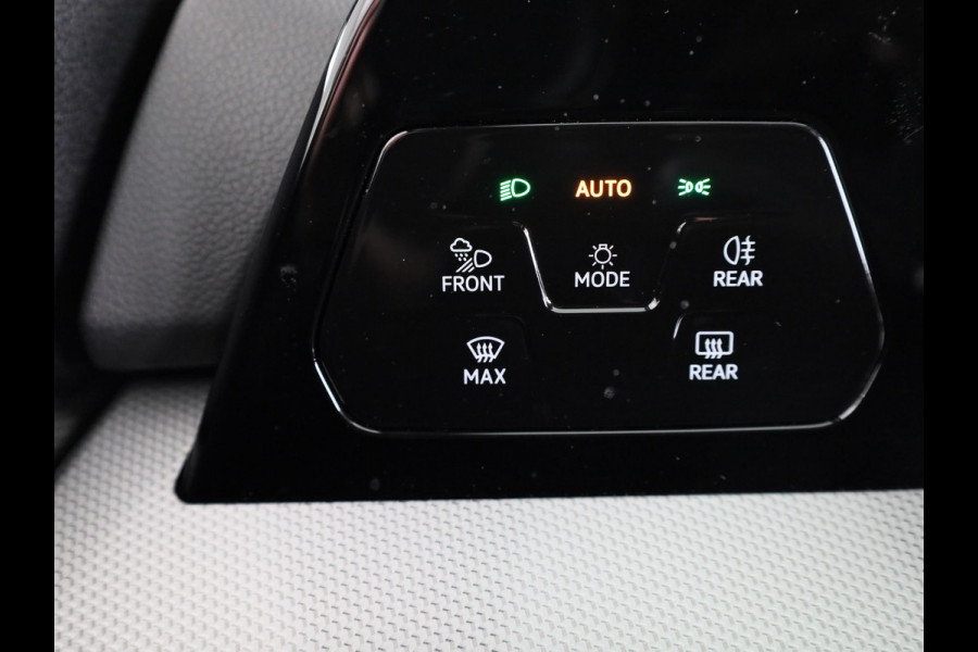 Volkswagen Golf 1.5 eTSI 50 Jahre Edition 150 pk Automaat (DSG) | Navigatie | Panoramadak | Parkeersensoren | Achteruitrijcamera | Matrix LED koplampen | Stoelverwarming |