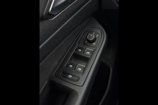 Volkswagen Golf 8.5 2.0 TDI 3x R-Line Panorama IQ CarPlay HK