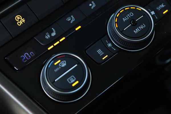 Volkswagen T-Roc 1.5 TSI / PANODAK / ACC / CAMERA / CARPLAY / STUUR+STOELVERW