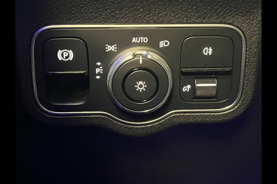 Mercedes-Benz GLB-Klasse 200 / AMG / NL-auto / Pano / Memory