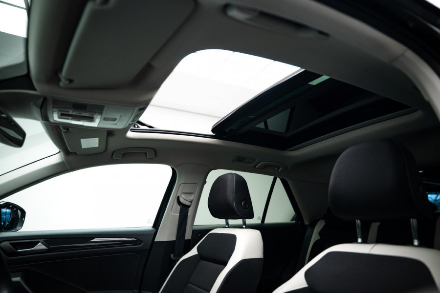 Volkswagen T-Roc 1.5 TSI Sport |Pano|ORG.NL|Carplay|ACC|Stoelverwarming|