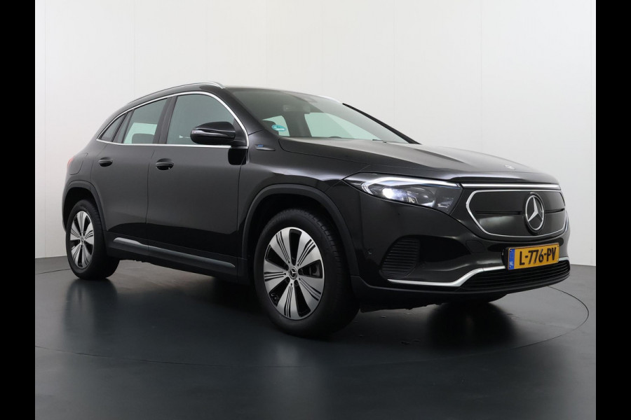 Mercedes-Benz EQA 250 Business Solution Luxury 67 kWh VAN € 29.900 ,- VOOR € 26.330,- UW LENTEVOORDEEL € 3.570,-! | SOH 96% | Ambilight | Elektr. achterklep | Stoelverwarming | Camera | Origineel Nederlandse auto | NAP | 12 mnd BOVAG garantie