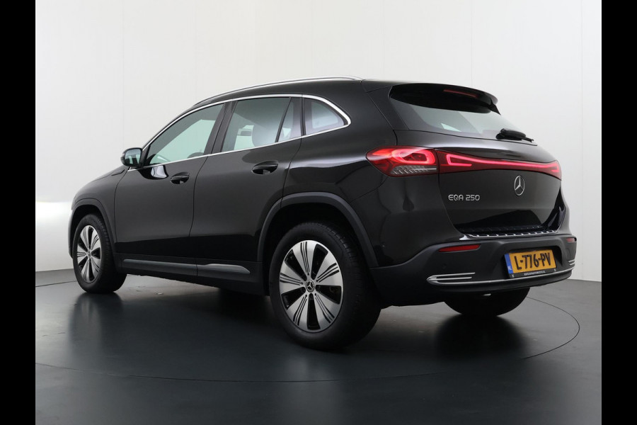 Mercedes-Benz EQA 250 Business Solution Luxury 67 kWh VAN € 29.900 ,- VOOR € 26.330,- UW LENTEVOORDEEL € 3.570,-! | SOH 96% | Ambilight | Elektr. achterklep | Stoelverwarming | Camera | Origineel Nederlandse auto | NAP | 12 mnd BOVAG garantie