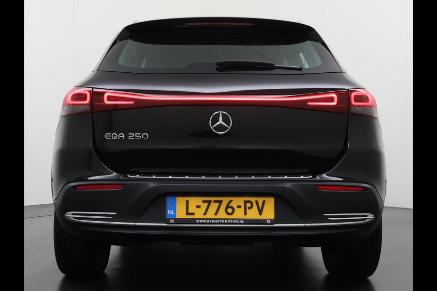 Mercedes-Benz EQA 250 Business Solution Luxury 67 kWh VAN € 29.900 ,- VOOR € 26.330,- UW LENTEVOORDEEL € 3.570,-! | SOH 96% | Ambilight | Elektr. achterklep | Stoelverwarming | Camera | Origineel Nederlandse auto | NAP | 12 mnd BOVAG garantie