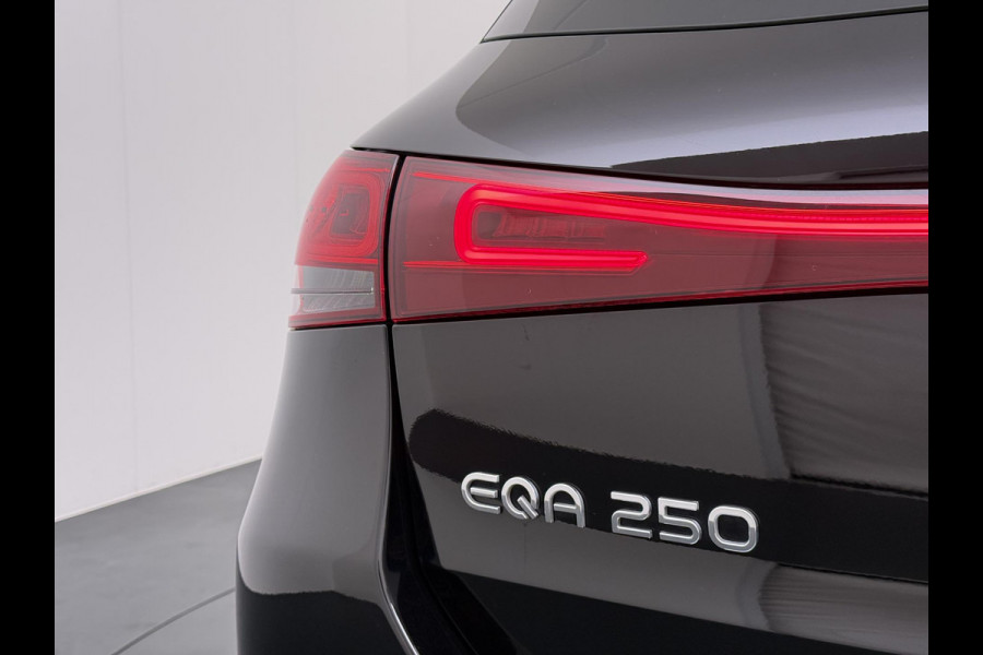 Mercedes-Benz EQA 250 Business Solution Luxury 67 kWh VAN € 29.900 ,- VOOR € 26.330,- UW LENTEVOORDEEL € 3.570,-! | SOH 96% | Ambilight | Elektr. achterklep | Stoelverwarming | Camera | Origineel Nederlandse auto | NAP | 12 mnd BOVAG garantie