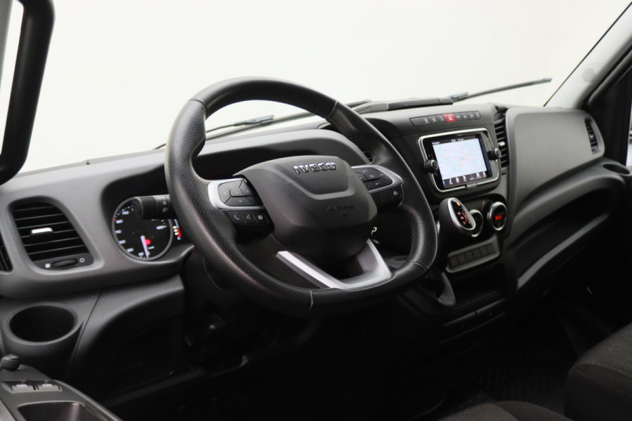 Iveco Daily 35S18 3.0 180 PK Automaat L2H2 3-Zits, Climate, Camera, Cruise, Navigatie, Bluetooth, Trekhaak 3500KG