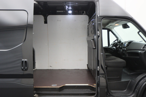 Iveco Daily 35S18 3.0 180 PK Automaat L2H2 3-Zits, Climate, Camera, Cruise, Navigatie, Bluetooth, Trekhaak 3500KG