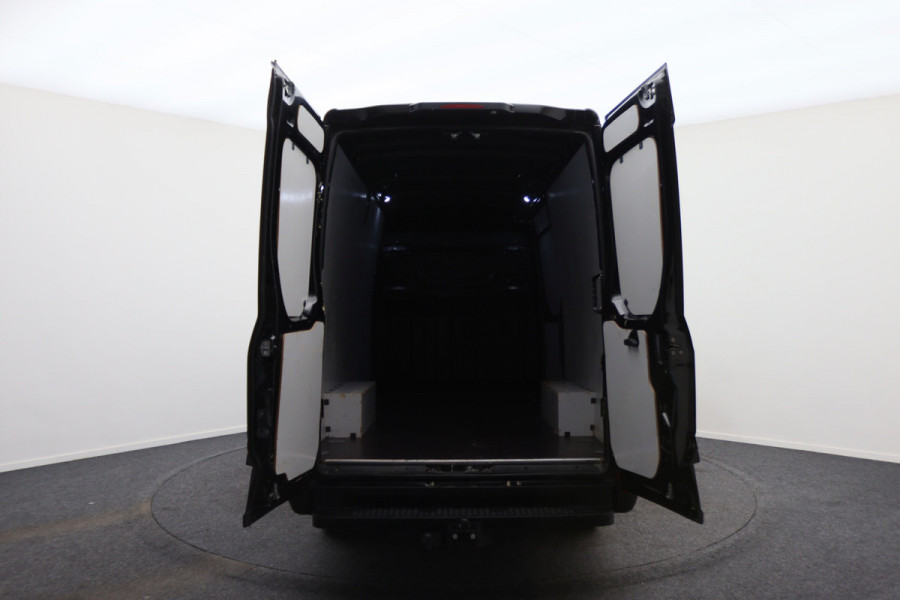 Iveco Daily 35S18 3.0 180 PK Automaat L2H2 3-Zits, Climate, Camera, Cruise, Navigatie, Bluetooth, Trekhaak 3500KG