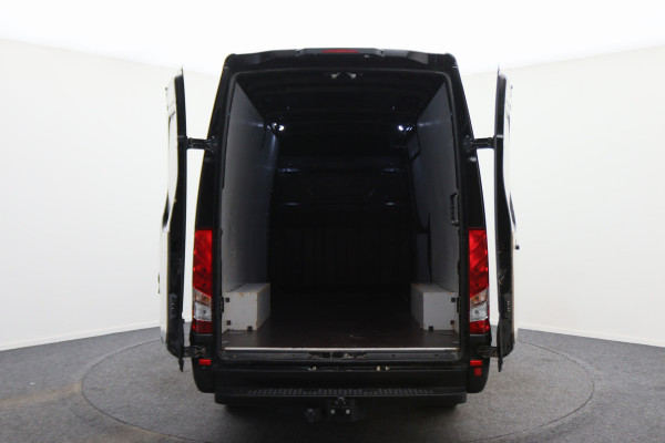 Iveco Daily 35S18 3.0 180 PK Automaat L2H2 3-Zits, Climate, Camera, Cruise, Navigatie, Bluetooth, Trekhaak 3500KG