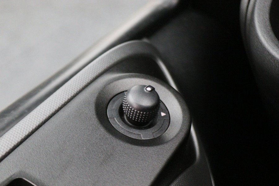 Iveco Daily 35S18 3.0 180 PK Automaat L2H2 3-Zits, Climate, Camera, Cruise, Navigatie, Bluetooth, Trekhaak 3500KG