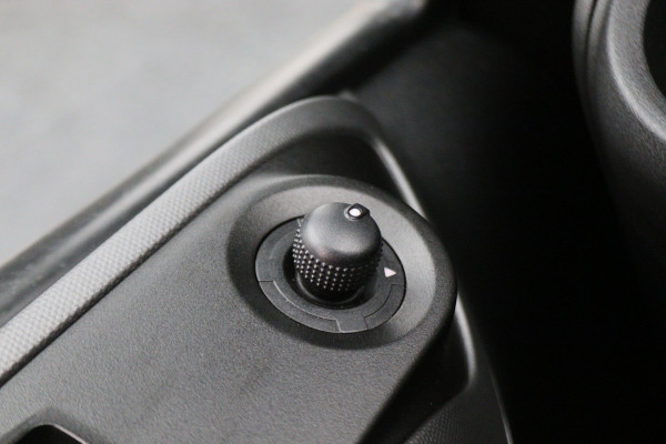 Iveco Daily 35S18 3.0 180 PK Automaat L2H2 3-Zits, Climate, Camera, Cruise, Navigatie, Bluetooth, Trekhaak 3500KG