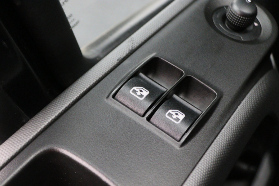 Iveco Daily 35S18 3.0 180 PK Automaat L2H2 3-Zits, Climate, Camera, Cruise, Navigatie, Bluetooth, Trekhaak 3500KG