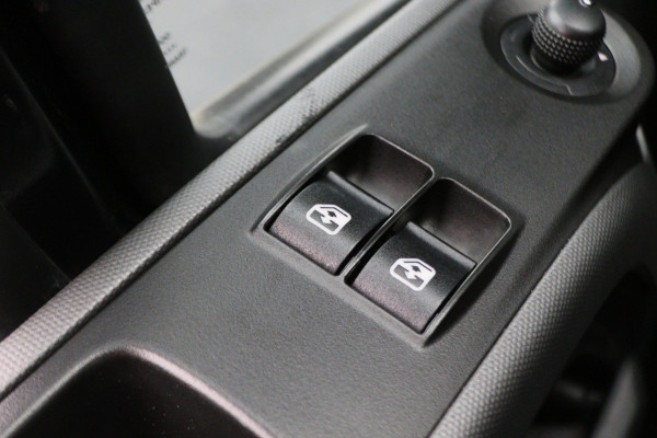 Iveco Daily 35S18 3.0 180 PK Automaat L2H2 3-Zits, Climate, Camera, Cruise, Navigatie, Bluetooth, Trekhaak 3500KG