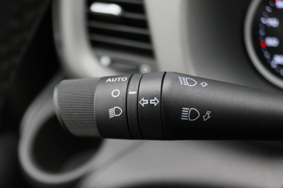 Iveco Daily 35S18 3.0 180 PK Automaat L2H2 3-Zits, Climate, Camera, Cruise, Navigatie, Bluetooth, Trekhaak 3500KG