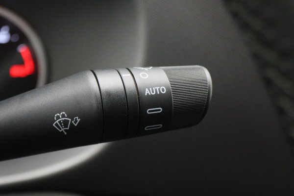 Iveco Daily 35S18 3.0 180 PK Automaat L2H2 3-Zits, Climate, Camera, Cruise, Navigatie, Bluetooth, Trekhaak 3500KG