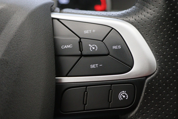 Iveco Daily 35S18 3.0 180 PK Automaat L2H2 3-Zits, Climate, Camera, Cruise, Navigatie, Bluetooth, Trekhaak 3500KG