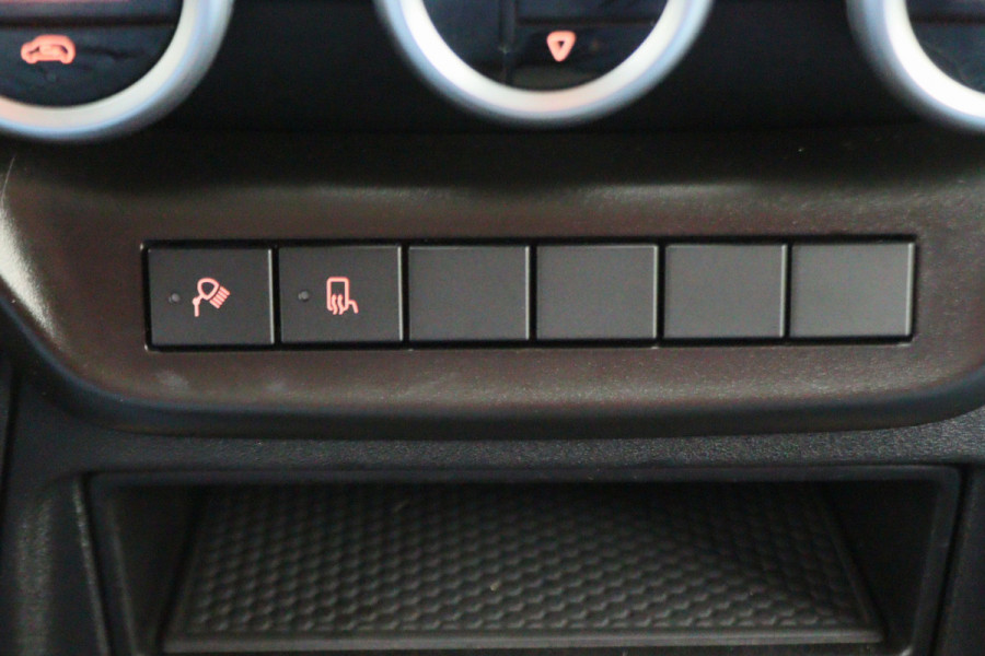 Iveco Daily 35S18 3.0 180 PK Automaat L2H2 3-Zits, Climate, Camera, Cruise, Navigatie, Bluetooth, Trekhaak 3500KG