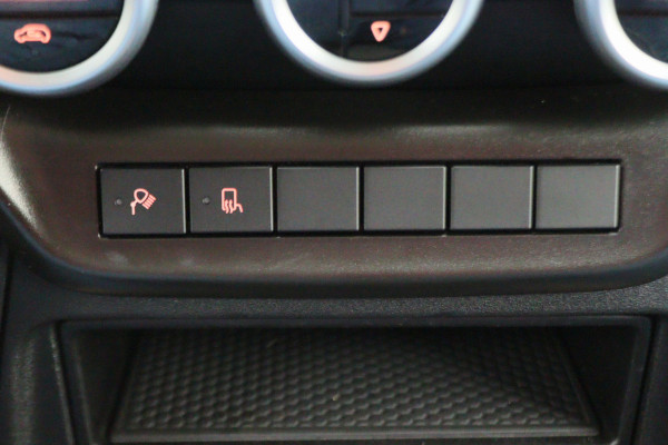 Iveco Daily 35S18 3.0 180 PK Automaat L2H2 3-Zits, Climate, Camera, Cruise, Navigatie, Bluetooth, Trekhaak 3500KG