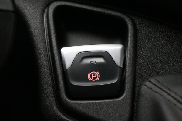 Iveco Daily 35S18 3.0 180 PK Automaat L2H2 3-Zits, Climate, Camera, Cruise, Navigatie, Bluetooth, Trekhaak 3500KG